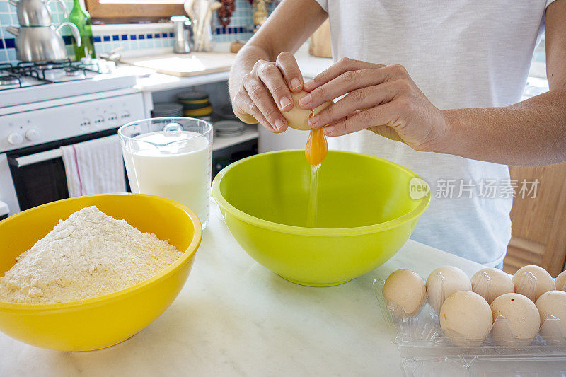 女子准备煎饼面糊