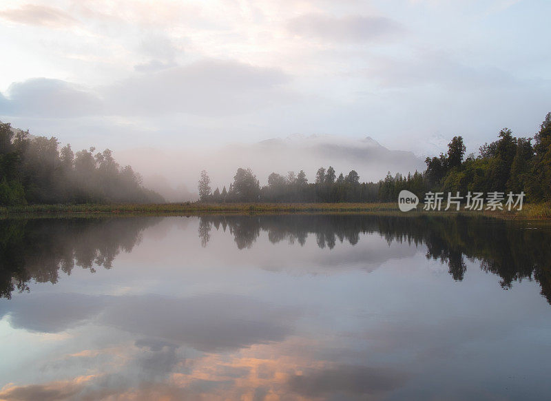 新西兰马锡森湖朦胧的黎明