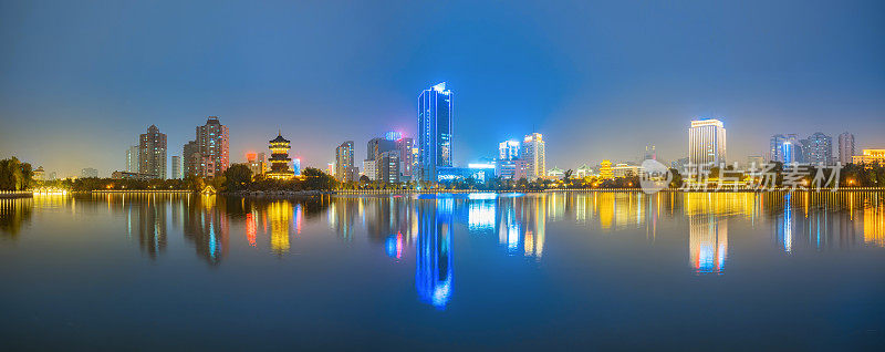 晚上，城市的天际线在中国山西省太原市