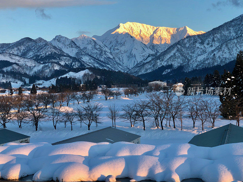 冬天的高山和白雪覆盖着田野