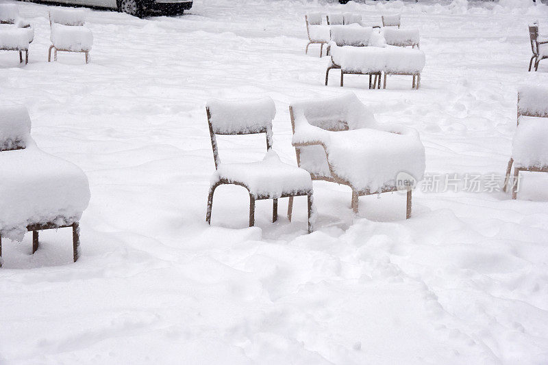 积雪盖顶的椅子