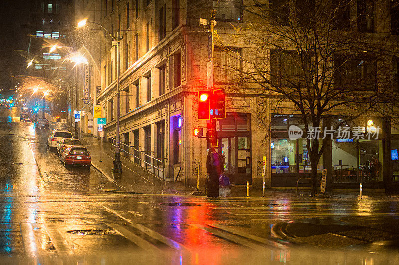西雅图市中心的雨夜