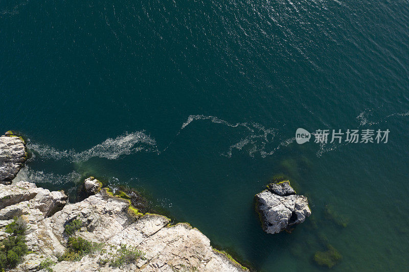 悬崖附近的海洋威胁着海洋生物