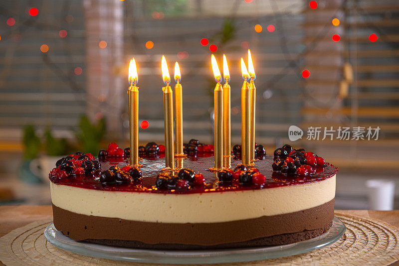 巧克力和水果生日蛋糕和蜡烛。