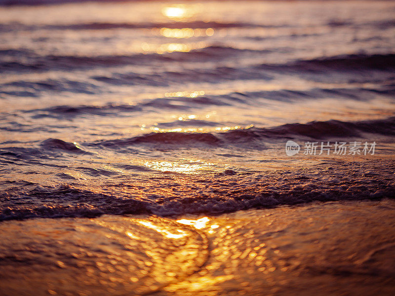 摘要晚霞中小海浪的暖色调彩色照片