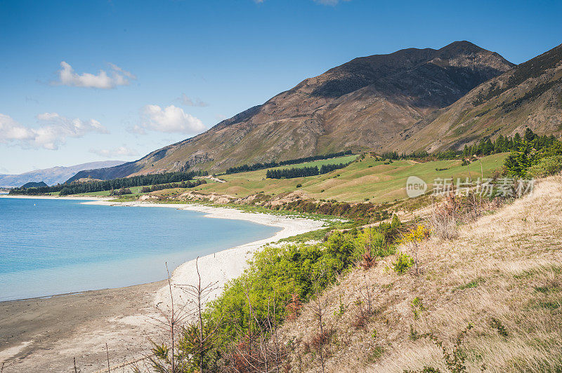 雷因加角的海滩海眺望着新西兰最北部的塔斯曼海。