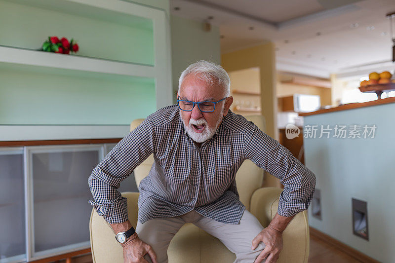 一位年长的大胡子男子患有慢性膝盖疾病。