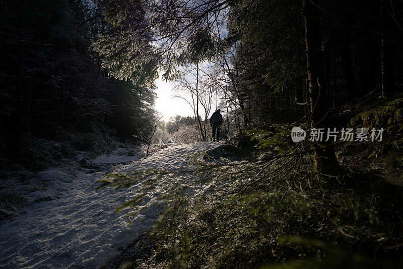 男子户外冒险:冬天在挪威的雪徒步旅行