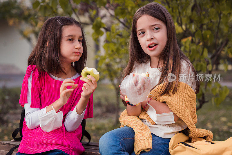 小孩子坐着吃水果当零食