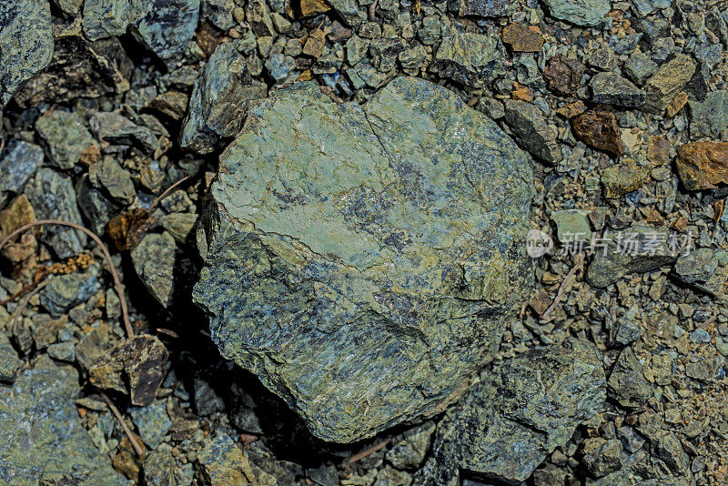 蛇纹石或蛇纹石是由一种或多种常见的成岩含水镁铁层状硅酸盐矿物组成的岩石;它们可能含有少量的铬、锰、钴和镍。这一组的矿物质，