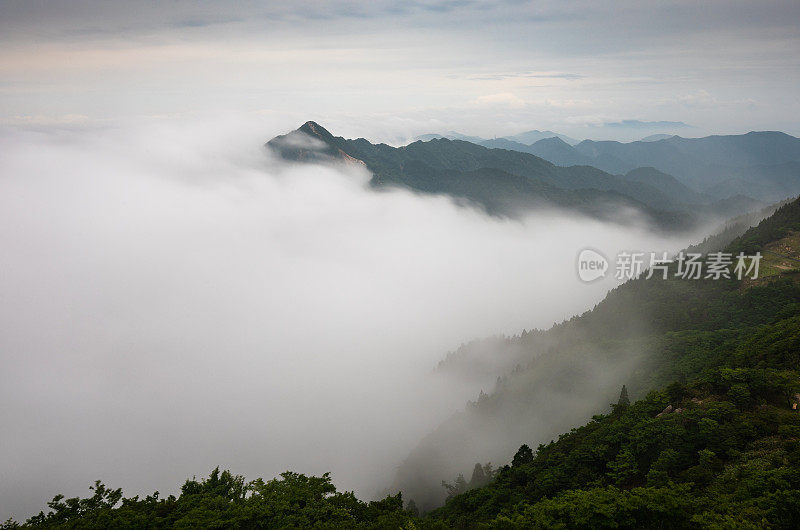 一长时间的曝光观之上的云在山的景观