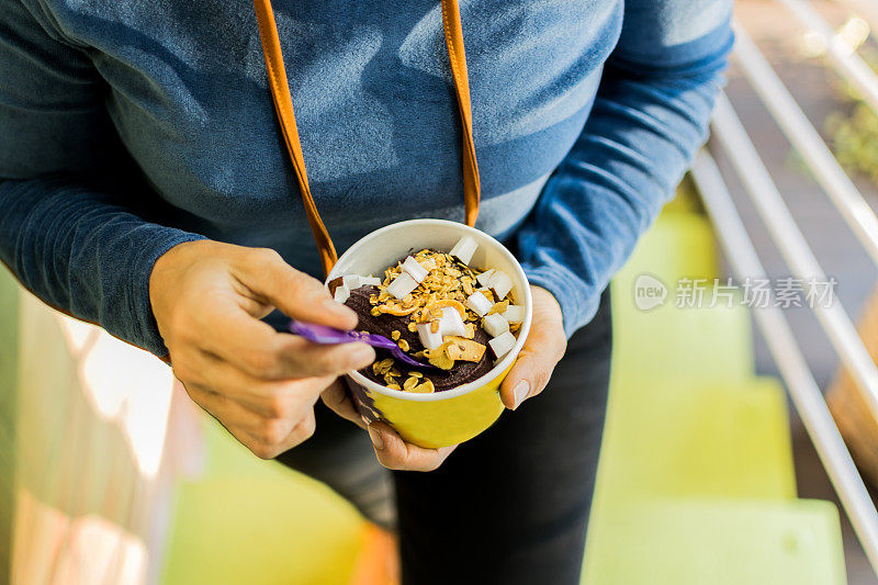 一个正在吃亚马逊食物的女人