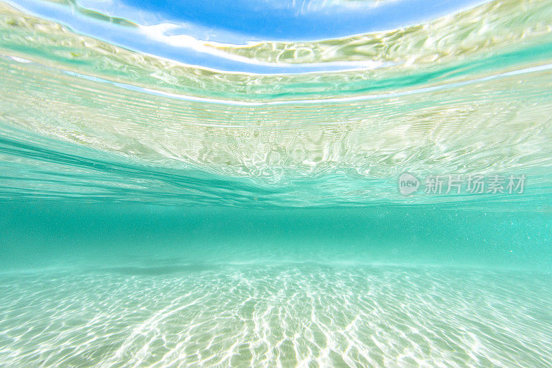 下面是蓝绿色海水的表面视图