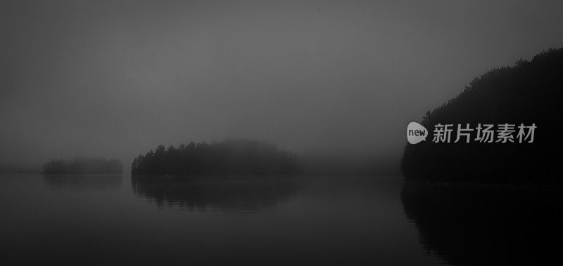 雾蒙蒙的早晨，湖上宁静的一刻