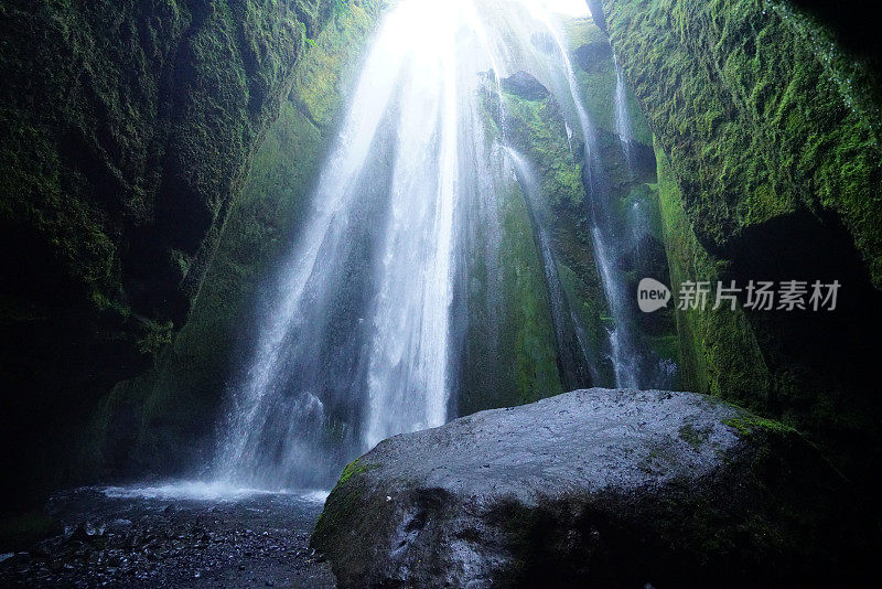 瀑布Gljúfrabúi，就像躲在冰岛的一个大岩洞后面