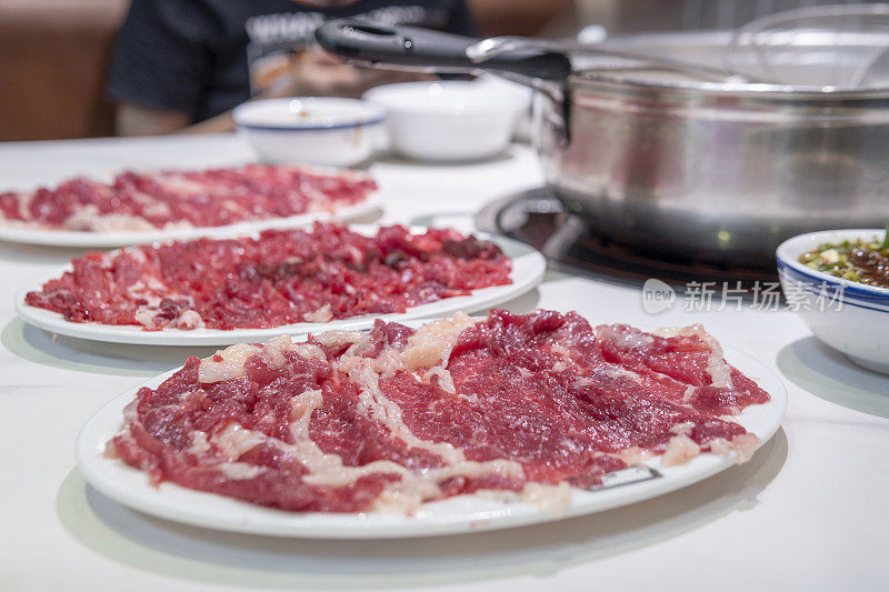 餐厅供应潮汕牛肉火锅的新鲜生牛肉