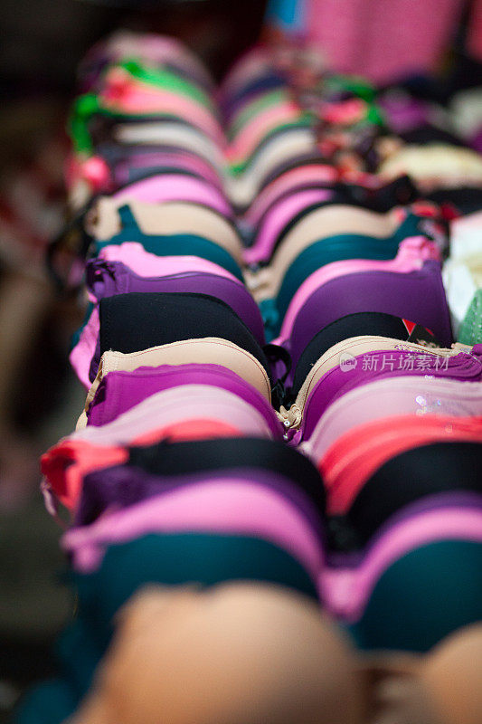 在泰国北冲夜市观看许多胸罩