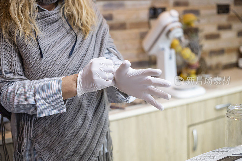 在煎饼店做煎饼的女人。小生意，煎饼店。戴手套的手，一种新的生活方式。