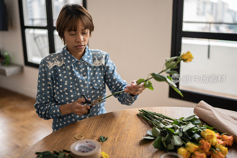 年轻女子在家中插花和包装鲜花