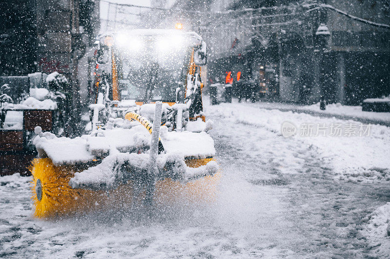 暴风雪过后街上的吹雪机