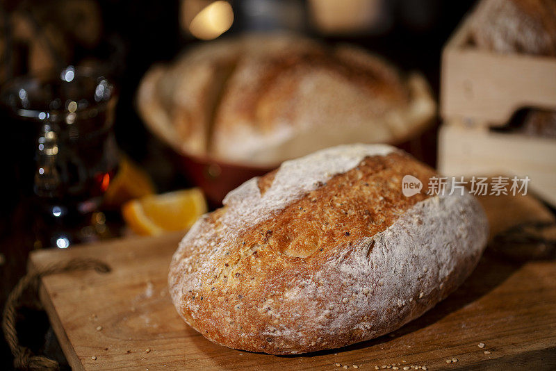 手工面包，用藜麦种子和小麦粉制成