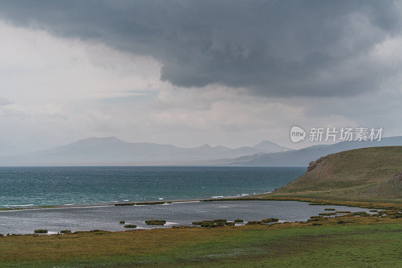 吉尔吉斯斯坦山中的孙古尔湖的风景