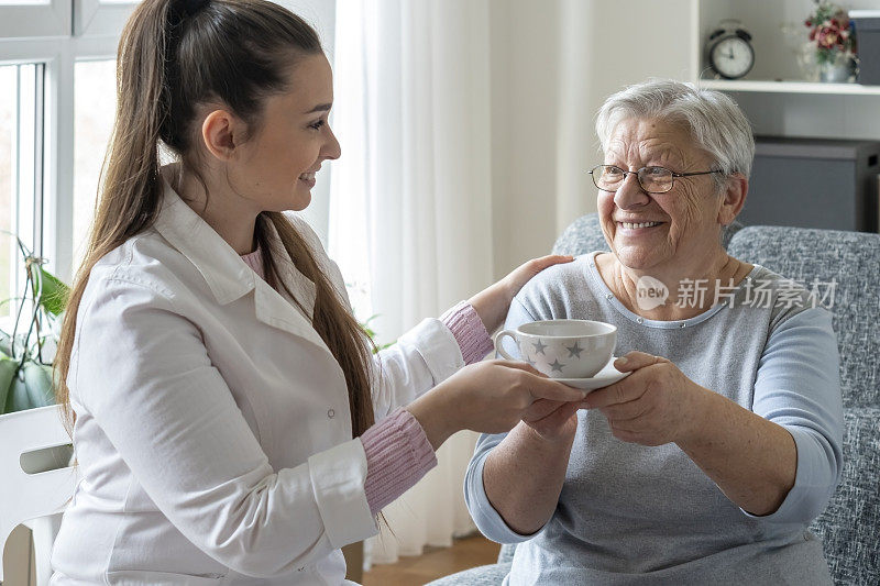 医护人员在家访期间与老年病人交谈