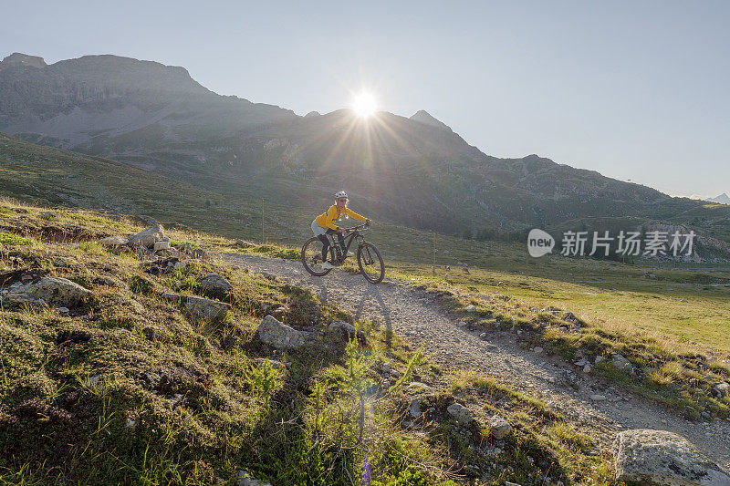 女山地自行车手在夏天沿着高山小道骑行