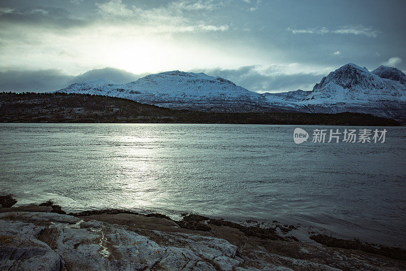 挪威的户外风景:北极圈上的峡湾景观