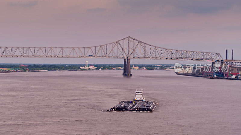 密西西比驳船在新月城市连接桥前的航拍