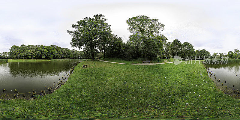 夏末的下午在公园里(360度全景)