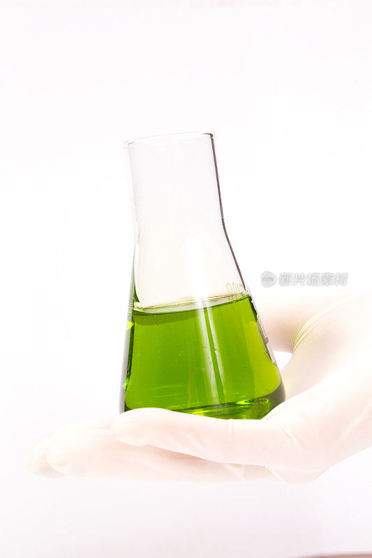 化学实验用烧瓶，手上有绿色液体