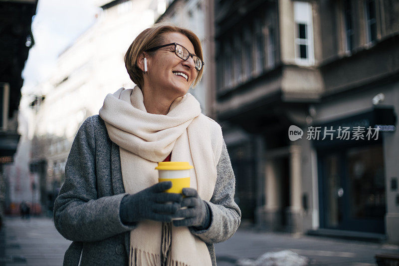 一个美丽的女人在户外