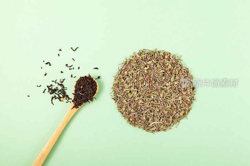 传统红茶在木勺和干百里香叶，以制作草药冲剂