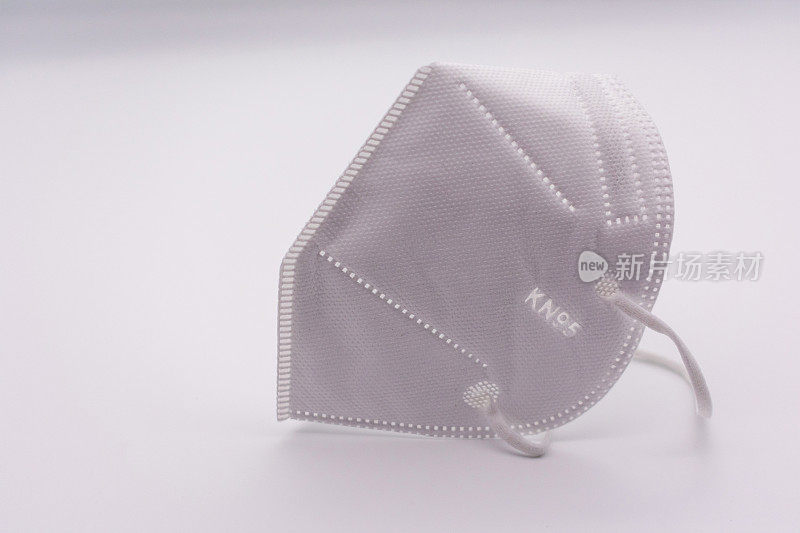 一个KN-95防护医用口罩隔离在白色背景上。预防病毒和流行病的传播，防护口滤口罩。