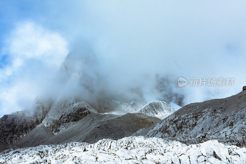 仰望云南的玉龙雪山