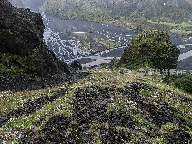 美丽的冰岛全景风景，绿色和黑色的火山Landmannalaugar山，在著名的laugavgur徒步旅行路线。