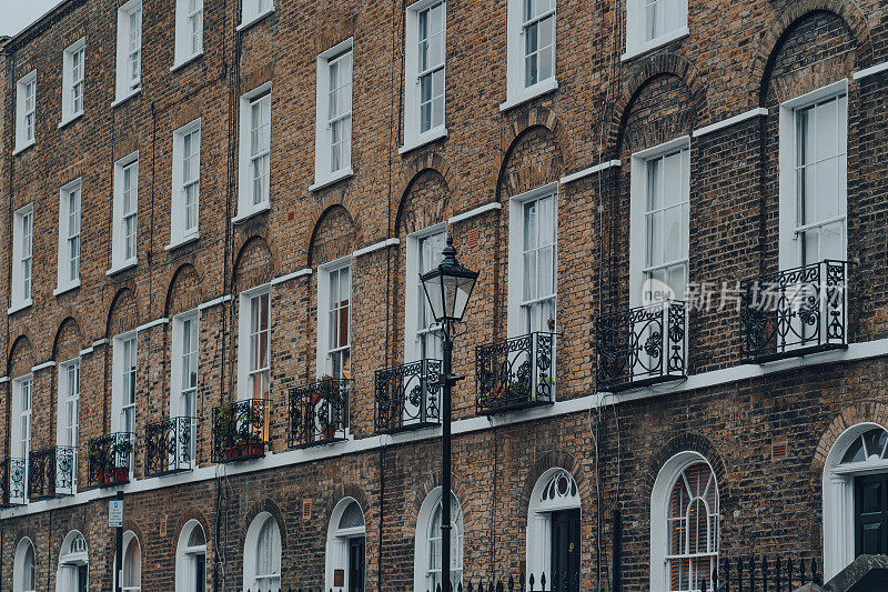 英国伦敦伊斯灵顿大街上的一排乔治时代风格的房屋。
