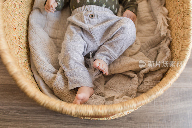 有12个脚趾“多指”的新生男婴躺在舒适的奶油棉毯子里