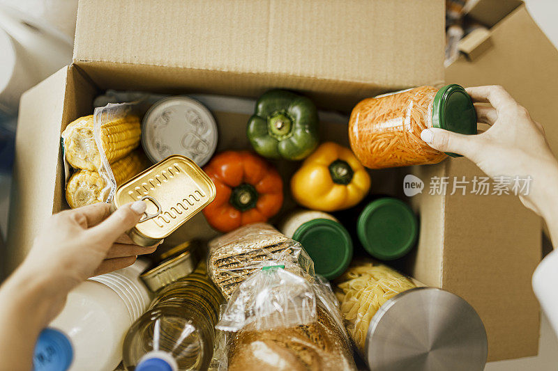 志愿者的详细资料与盒食物给穷人