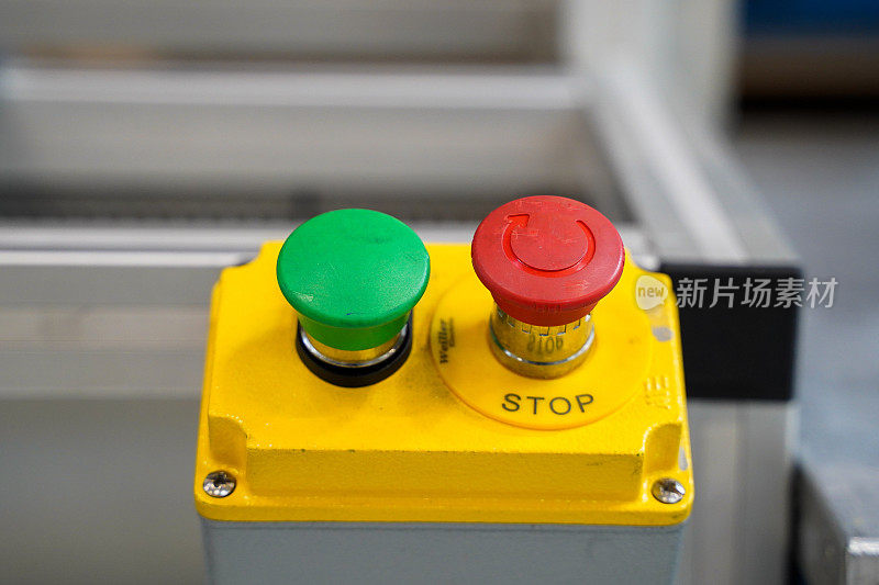 工厂中的绿色启动按钮和红色停止按钮