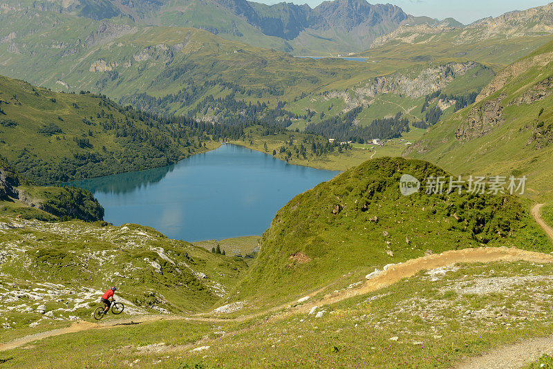 在瑞士阿尔卑斯山脉，人们骑着山地车从约赫帕斯穿过恩格尔堡，沿着水流轨迹行驶