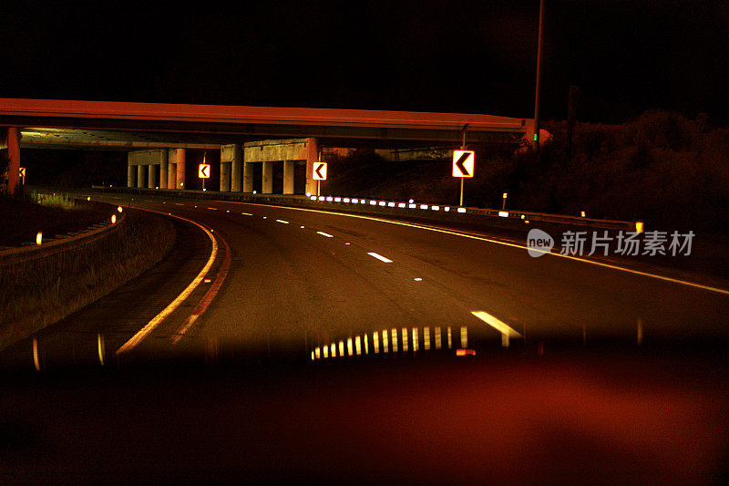 空空如也的午夜高速公路蜿蜒曲折