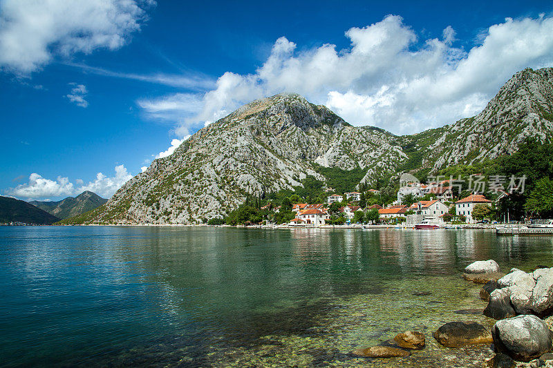 阳光明媚的黑山科托尔湾(博卡)美丽的夏日风景