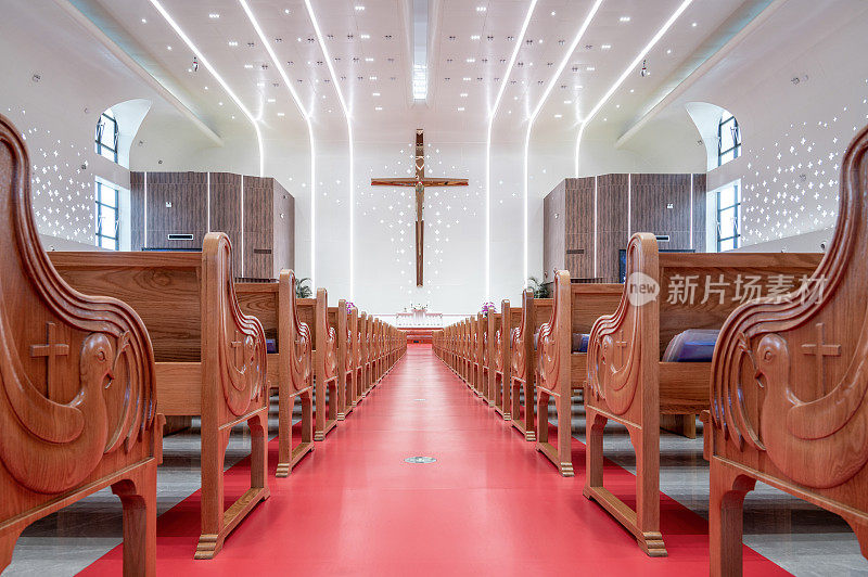 明亮的教堂里摆放着一排排整齐的桌椅