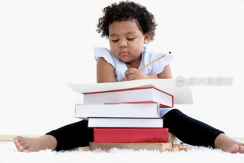 卷发的非裔美国小女生在一堆书中学习、做作业、看书、写笔记，体现了孩子在家学习和教育的理念。