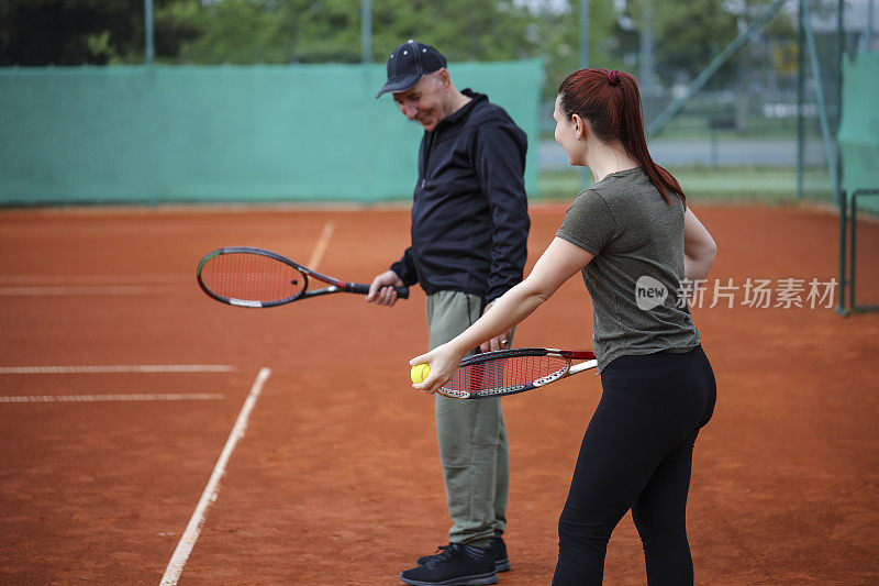 几代人的家庭学习如何打网球