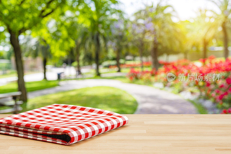 公园里有折叠桌布的野餐桌