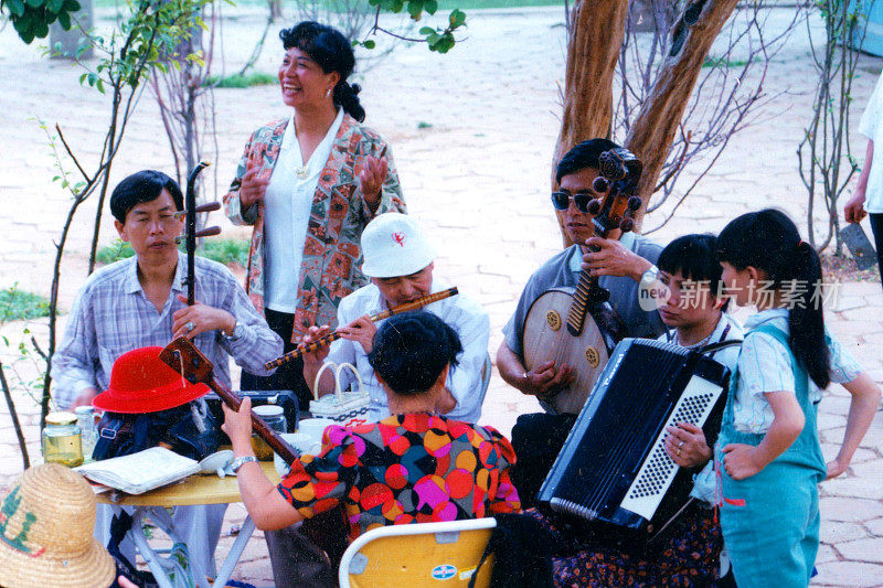 90年代，城市公园将中国传统乐器和歌唱结合起来