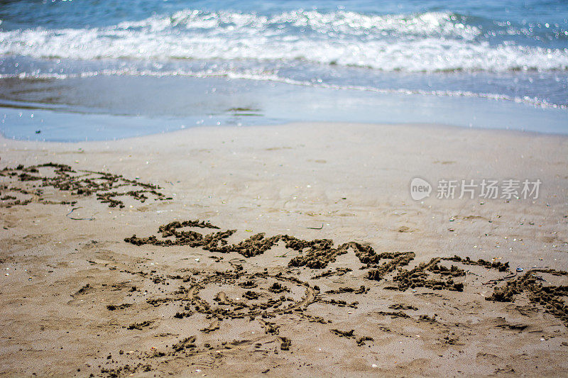 夏天在沙滩上画画写字